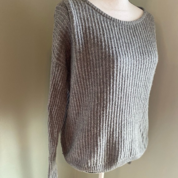 BRANDY MELVILLE‎ GRAY KNIT SWEATER - Picture 3 of 8